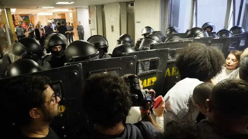 PM agride estudantes e professores em votação de projeto de escolas cívico-militares