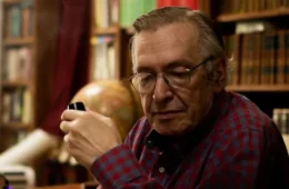 Olavo de Carvalho deixou casas nos EUA e excluiu filha de esquerda de testamento