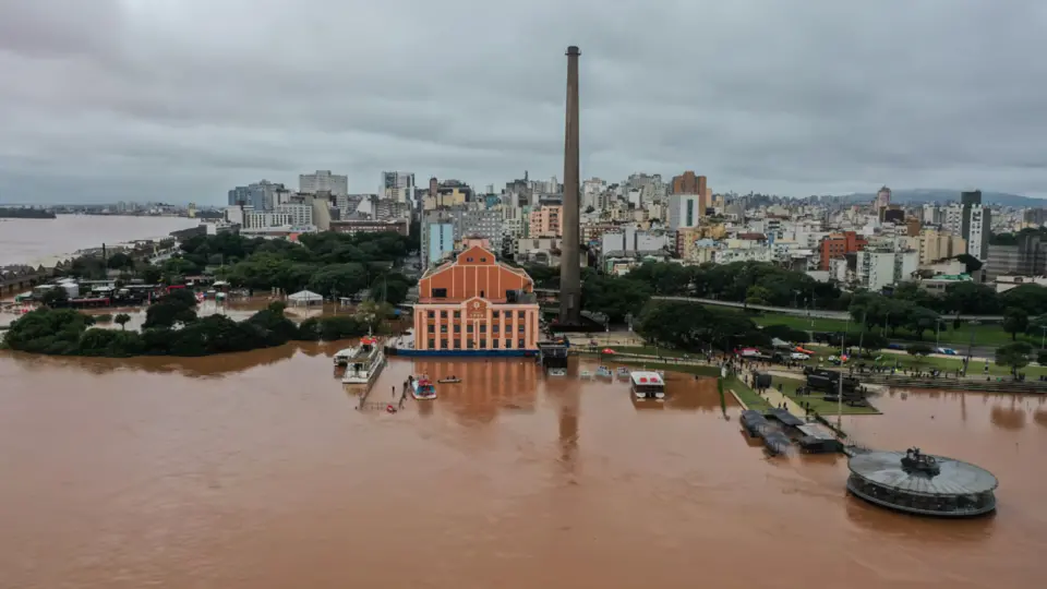 Porto Alegre interrompe estações de tratamento e projeta racionamento de água