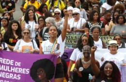 Desemprego de jovens negras é três vezes superior ao dos homens brancos