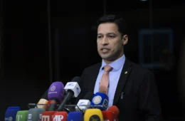 Senado adia votação da taxa das blusinhas após relator retirar alíquota do texto do PL
