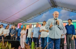 Lula divide palanque com Juscelino após indiciamento pela PF e diz que está feliz com ministro
