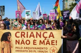 Manifestantes protestam contra PL do Estupro no Rio e em São Paulo