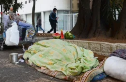 Prefeitura de SP diz que não distribuirá cobertores a pessoas em situação de rua
