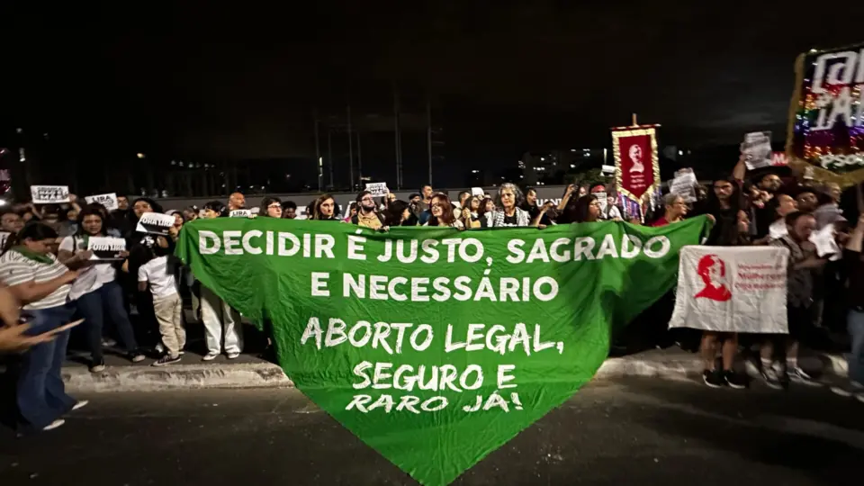 Hackers derrubam sites de deputados e partidos que apoiaram o PL do estupro