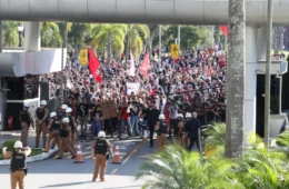 Professores e estudantes protestam na Alep contra terceirização de escolas públicas