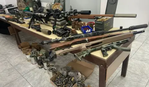 Polícia apreende fuzil com símbolo nazista e outras armas no RS