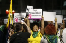 Frente de mulheres cristãs critica PL do Estupro e bancada evangélica