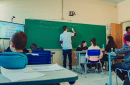 Após terceirizar escolas, Ratinho Jr. impõe sigilo em documentos da Educação