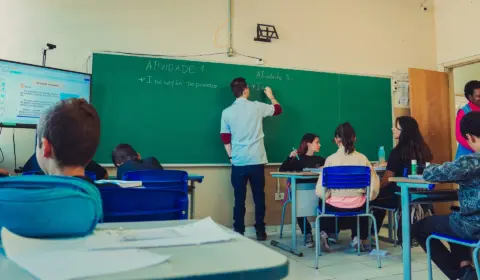 Assembleia do PR aprova projeto que autoriza terceirização de escolas estaduais
