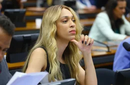 Erika Hilton aciona MPF contra Nikolas Ferreira por transfobia e pede indenização de R$ 5 mi