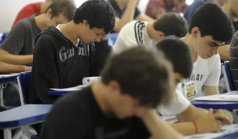 Senado aprova bolsa de R$ 700 para estudantes de baixa renda de universidades públicas e ensino técnico