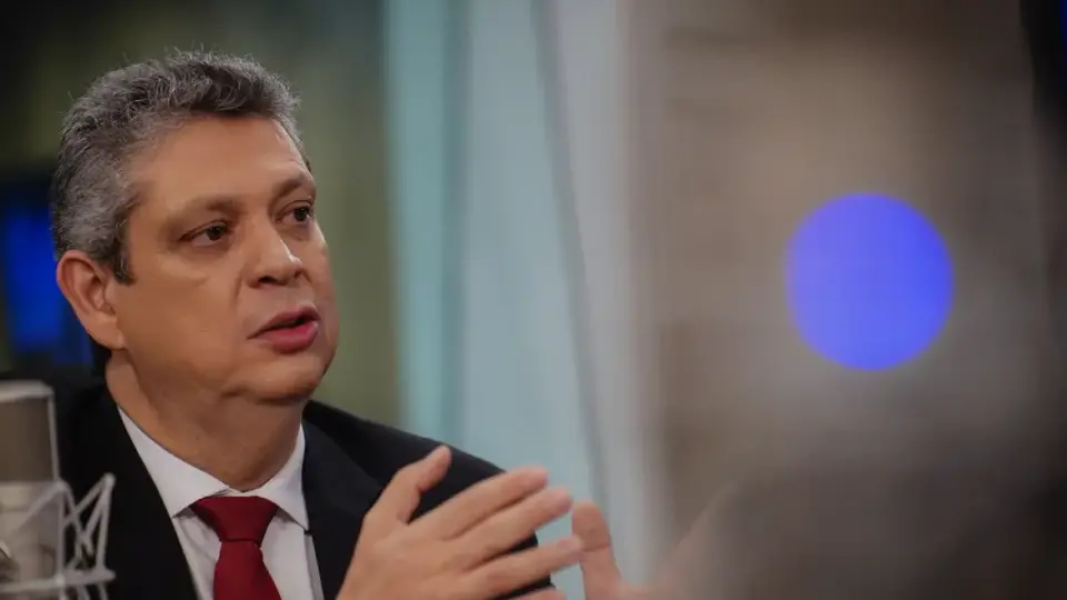 Ministro enfrenta desgaste, mas tem apoio de centrais sindicais