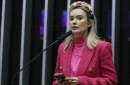 Júlia Zanatta perde processo contra Felipe Neto por comentário sobre tiara de flores