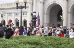Manifestantes protestam em Washington, enquanto Netanyahu pede mais armas ao Congresso dos EUA