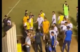 PM de Goiás entra em campo e atira com bala de borracha em goleiro, após jogo