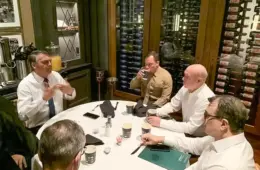 Bolsonaro pegou US$ 30 mil no dia que anunciou fim da corrupção