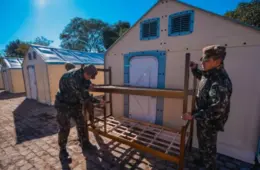 ‘Cidade provisória’ inaugurada após enchente no RS tem 126 casas
