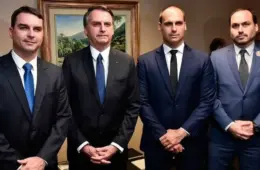 Carlos foi a cofre antes de Bolsonaro e Eduardo comprarem imóveis em casos suspeitos