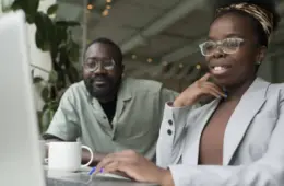 Movimento pela Equidade Racial anuncia 30 mil bolsas de inglês para pessoas negras