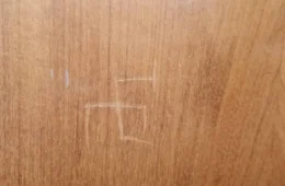 Faculdade de Direito da USP investiga pichações de suástica em mesas, portas e cartazes