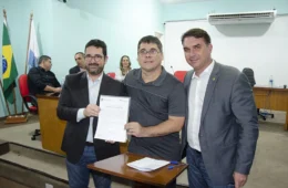 Flávio Bolsonaro convoca ato com prefeito flagrado em reunião com chefes de milícia