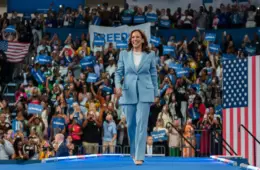 Partido Democrata aprova indicação de Kamala Harris como candidata à Presidência