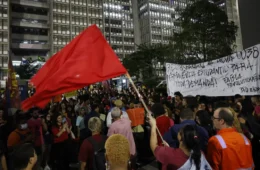 Alunos ocupam prédio principal da Uerj, e protesto termina em agressão
