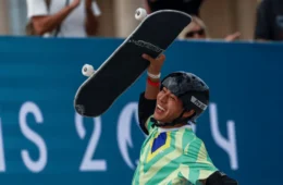 Augusto Akio conquista a medalha de bronze no skate park em Paris