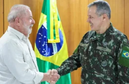 Comandante do Exército discursa diante de Lula e cita dificuldades da carreira