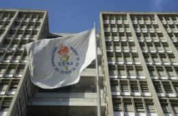 Alunos da Uerj ocupam reitoria após corte em auxílios para alimentação e compra de livros