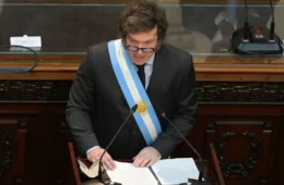Argentina: polícia reprime protesto após Milei vetar aumento da aposentadoria