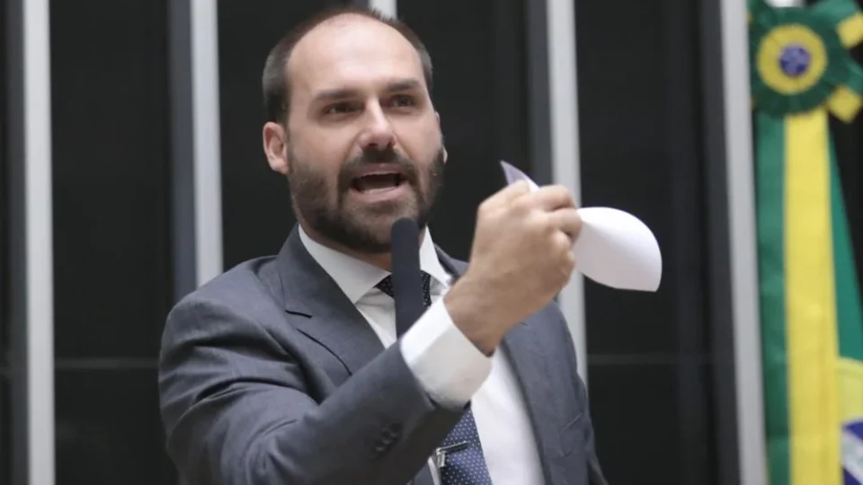 Justiça determina que Eduardo Bolsonaro deve apagar post contra ex-presidente da OAB