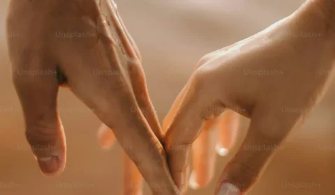 A ciência do contato humano e seus benefícios para a saúde integral