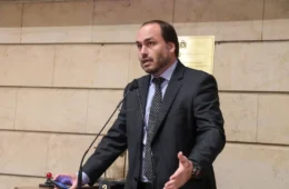 MP denuncia 7 por rachadinha no gabinete do vereador Carlos Bolsonaro