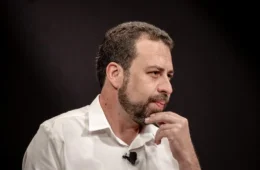 Boulos critica almoço de Nunes e Bolsonaro e repreende militância por vaia a apoiador do prefeito