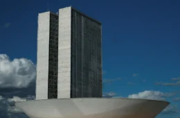 Câmara bate recorde de folgas a deputados com eleição, feriados e viagens