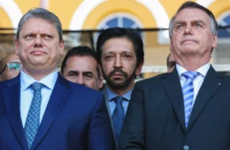 Clã mina Tarcísio para 2026 e Bolsonaro se diz candidato apesar de inelegível
