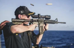 Comandante de navio dos EUA é rebaixado após foto atirando com a mira ao contrário