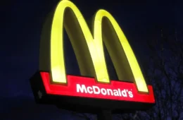 EUA: surto de E. coli pode estar relacionado a sanduíche do McDonald’s