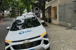 Carro da EBC, empresa do governo federal, é flagrado estacionado na calçada no RJ