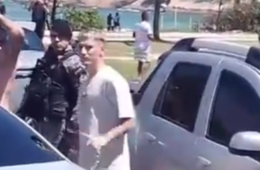 Jogador uruguaio do Flamengo é visto perto de confusão de torcedores do Peñarol