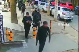 Homens armados com fuzis circulam na Muzema, zona oeste do Rio