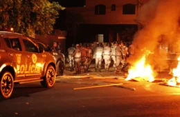 ‘PM destruiu minha família’, diz mãe de jovem morto que teve velório invadido por policiais